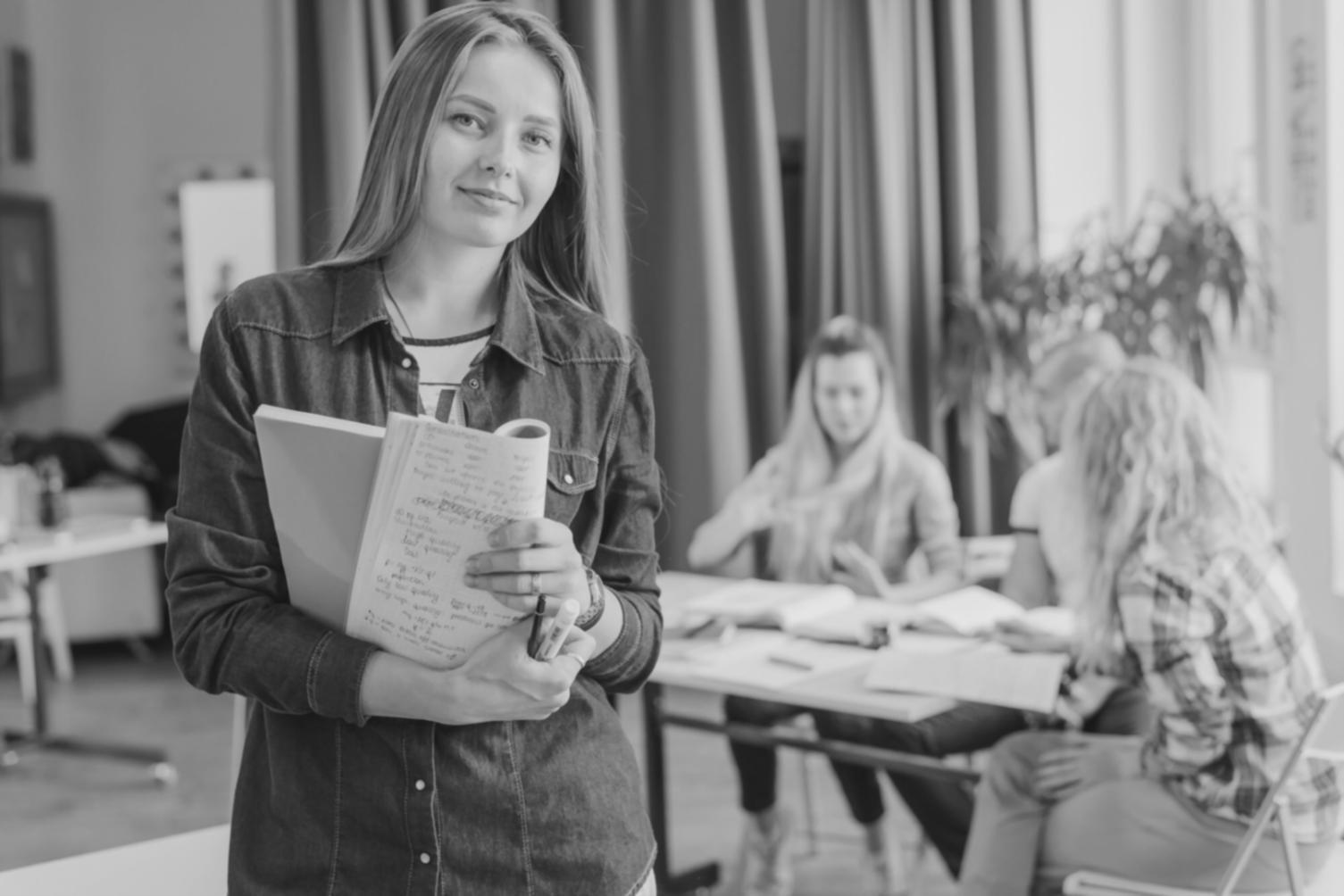 Séance de formation en investissement avec graphiques financiers